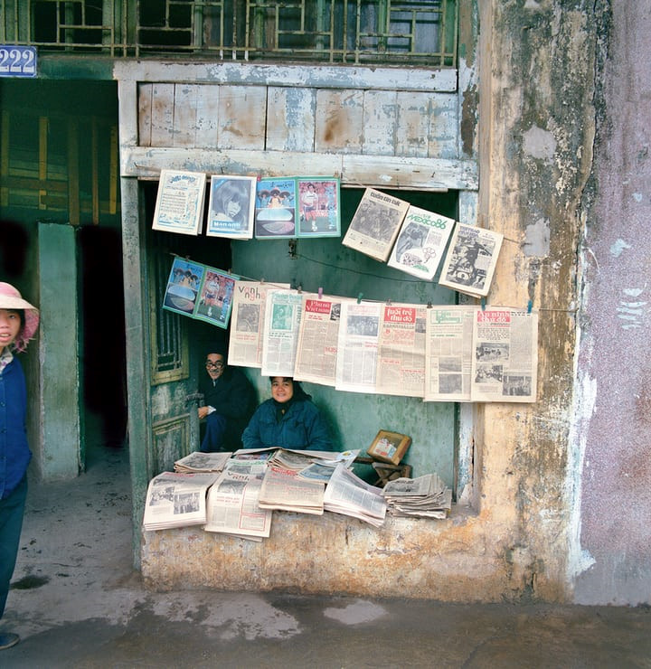 22 Hàng Bông, 1986: Sạp báo trên phố cổ Hà Nội năm 1986