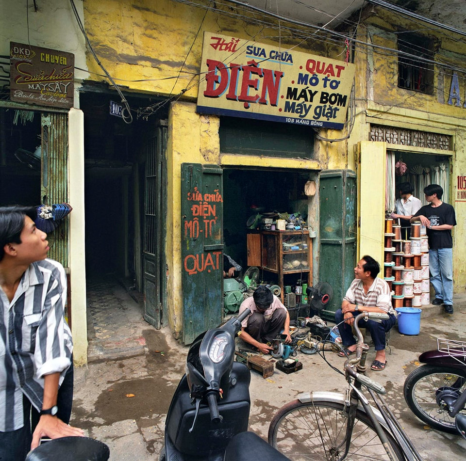 103 Hàng Bông, 1995: Biển hiệu retro trên phố Hàng Bông