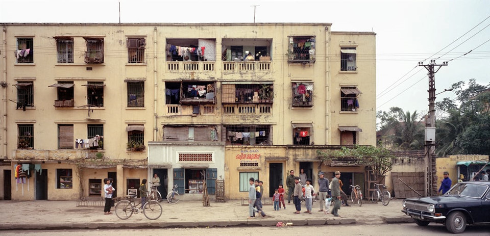Một khu tập thể, ảnh chụp năm 1988: Những khu tập thể sơn vàng cũ kỹ là một trong những hình ảnh đặc trưng khi người ta nhớ về Hà Nội xưa. Trải qua 30 năm, các khu cư xá xuống cấp bị giải thể gần hết, chỉ còn xót lại ở một vài con phố như Giảng Võ, Nguyễn Trãi, Thành Công...