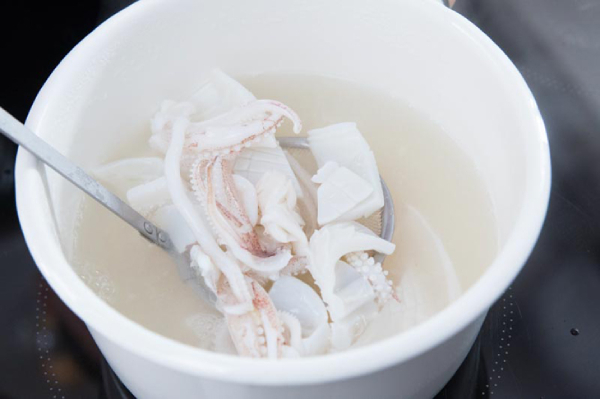 Sơ chế mực xào rau củ giảm mùi tanh Sơ chế mực xào rau củ giảm mùi tanh
