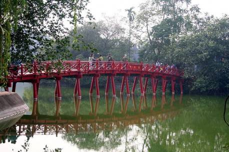 Cầu Thê Húc đỏ rực soi bóng nước Hồ Gươm