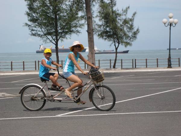 Du khách khi đi du lịch Vũng Tàu rất thích đi xe đạp đôi dạo quanh các con đường dọc bờ biển