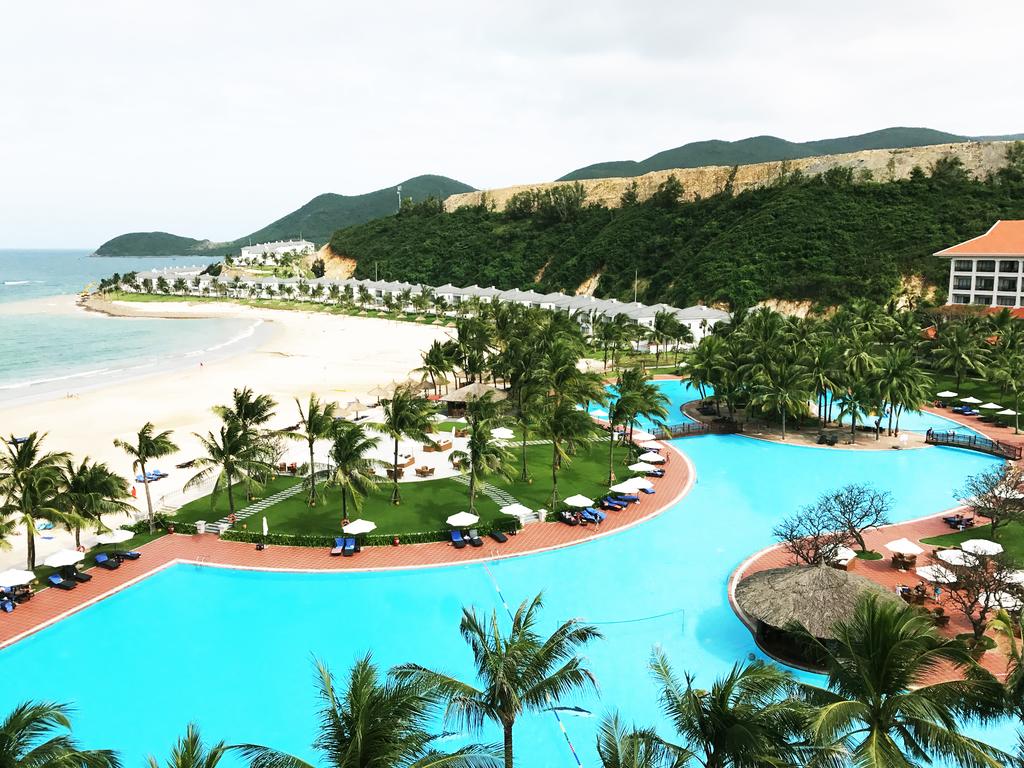 Hồ bơi ngoài trời siêu rộng tại Vinpearl Resort Nha Trang