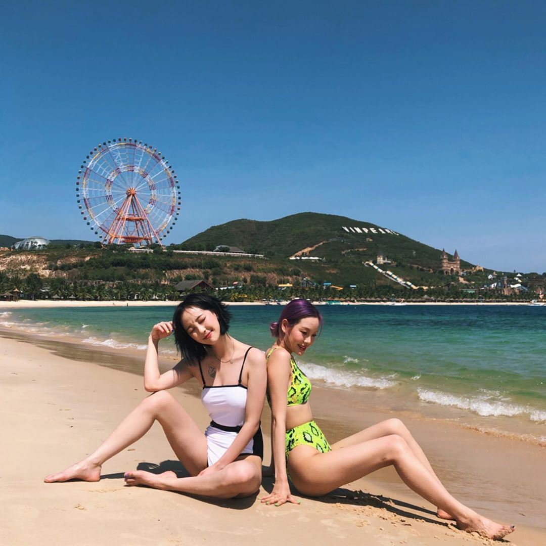 Du khách thư giãn bên hồ bơi Vinpearl Resort Nha Trang