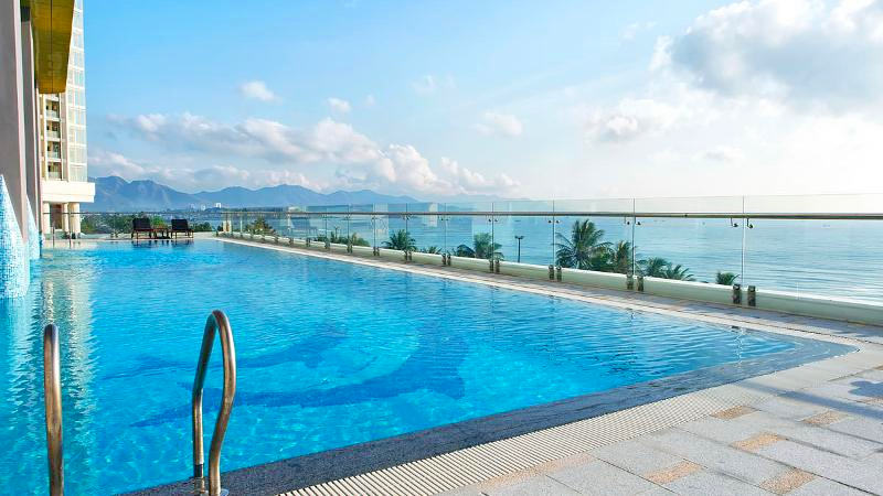 Hồ bơi ngoài trời view biển tại khách sạn Novotel Nha Trang