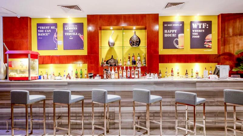 Thưởng thức cocktail lãng mạn tại Le Bar khách sạn Novotel Nha Trang