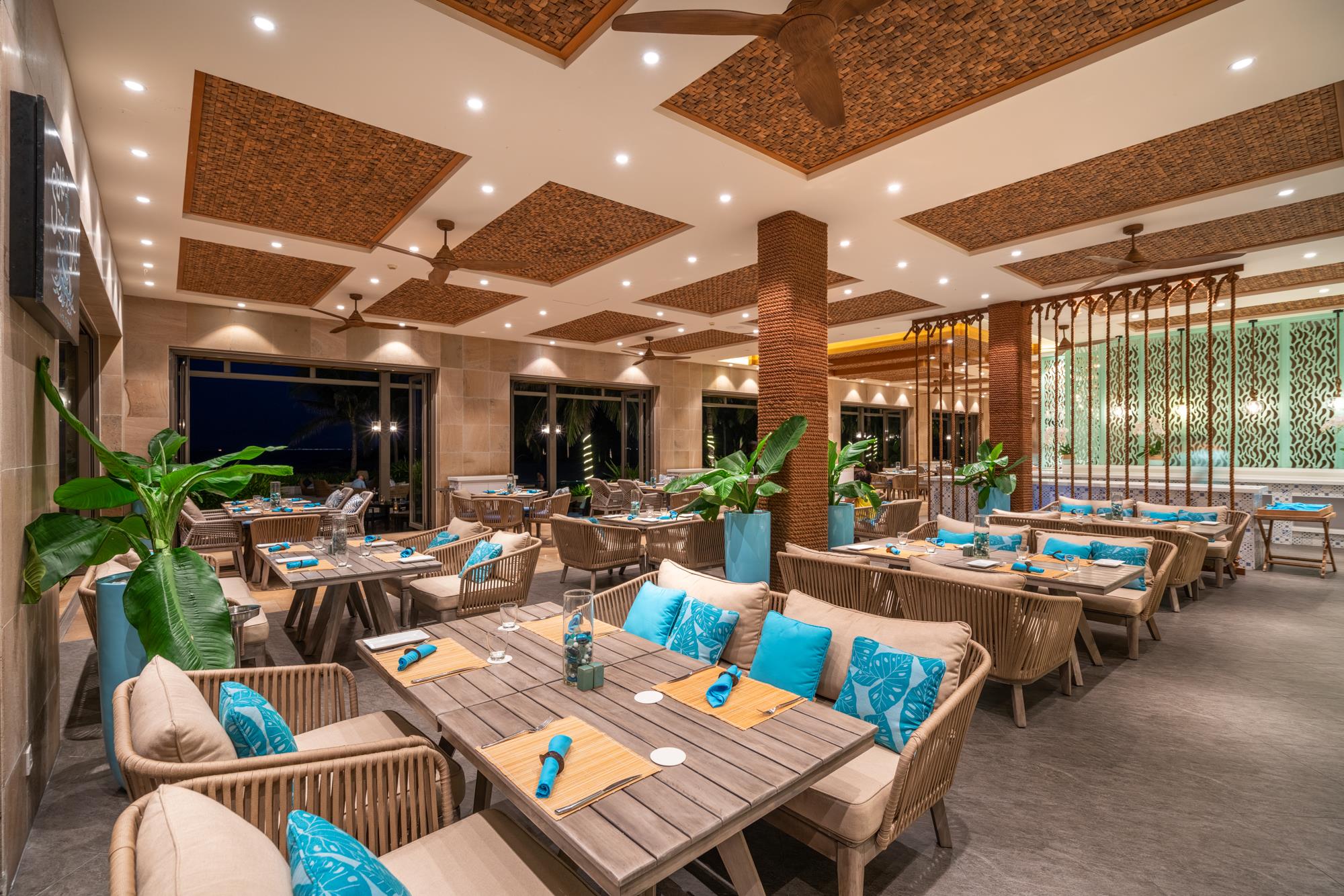 Thưởng thức ẩm thực cao cấp tại nhà hàng của khu nghỉ dưỡng Mia Nha Trang