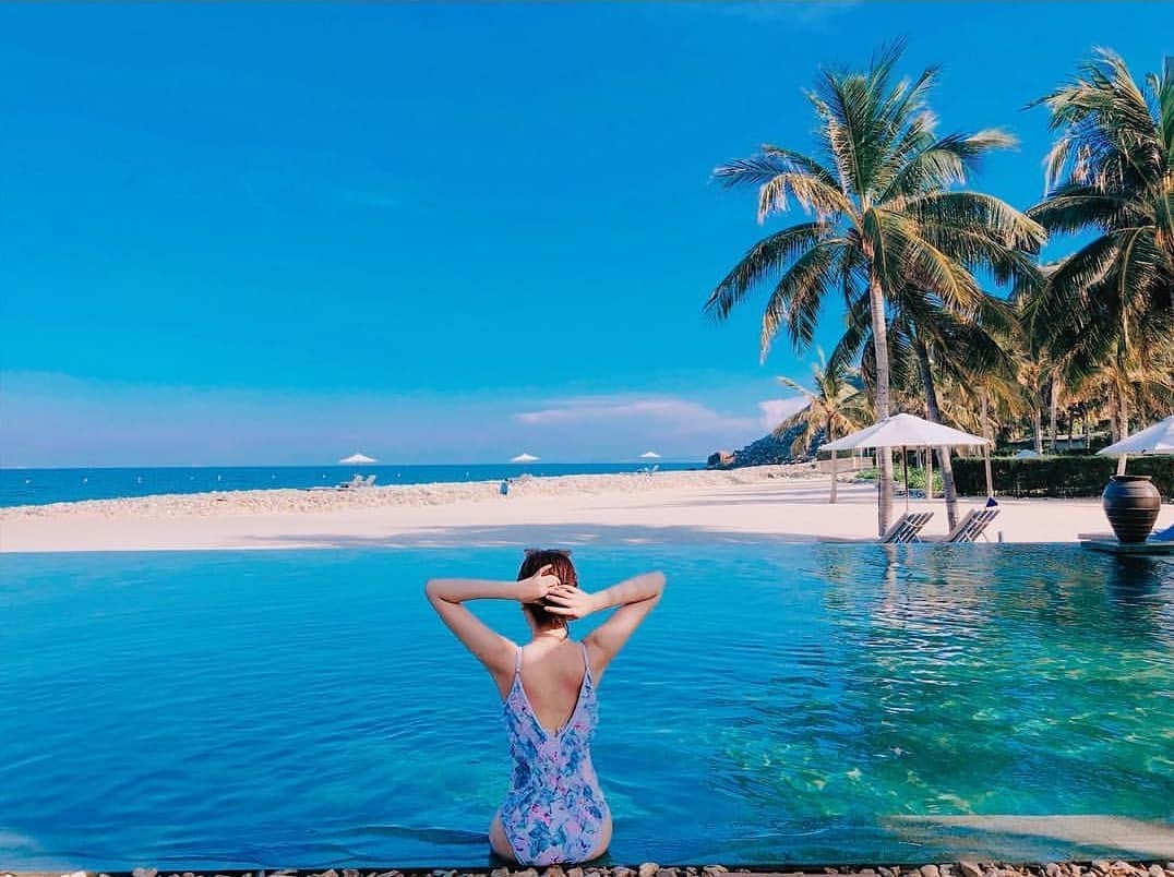 Hồ bơi sát biển tuyệt đẹp tại khu nghỉ dưỡng Mia Nha Trang