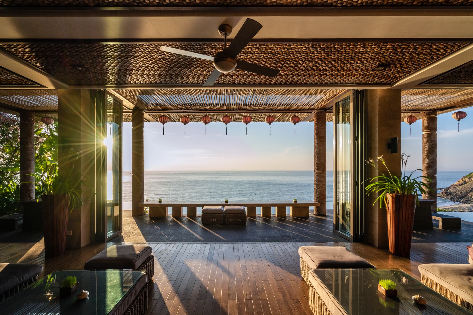Không gian thư giãn lý tưởng bên bờ biển tại khu nghỉ dưỡng Mia Nha Trang