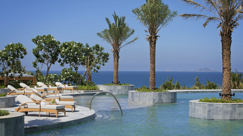 Hồ bơi vô cực ngoài trời tại Movenpick Resort Cam Ranh