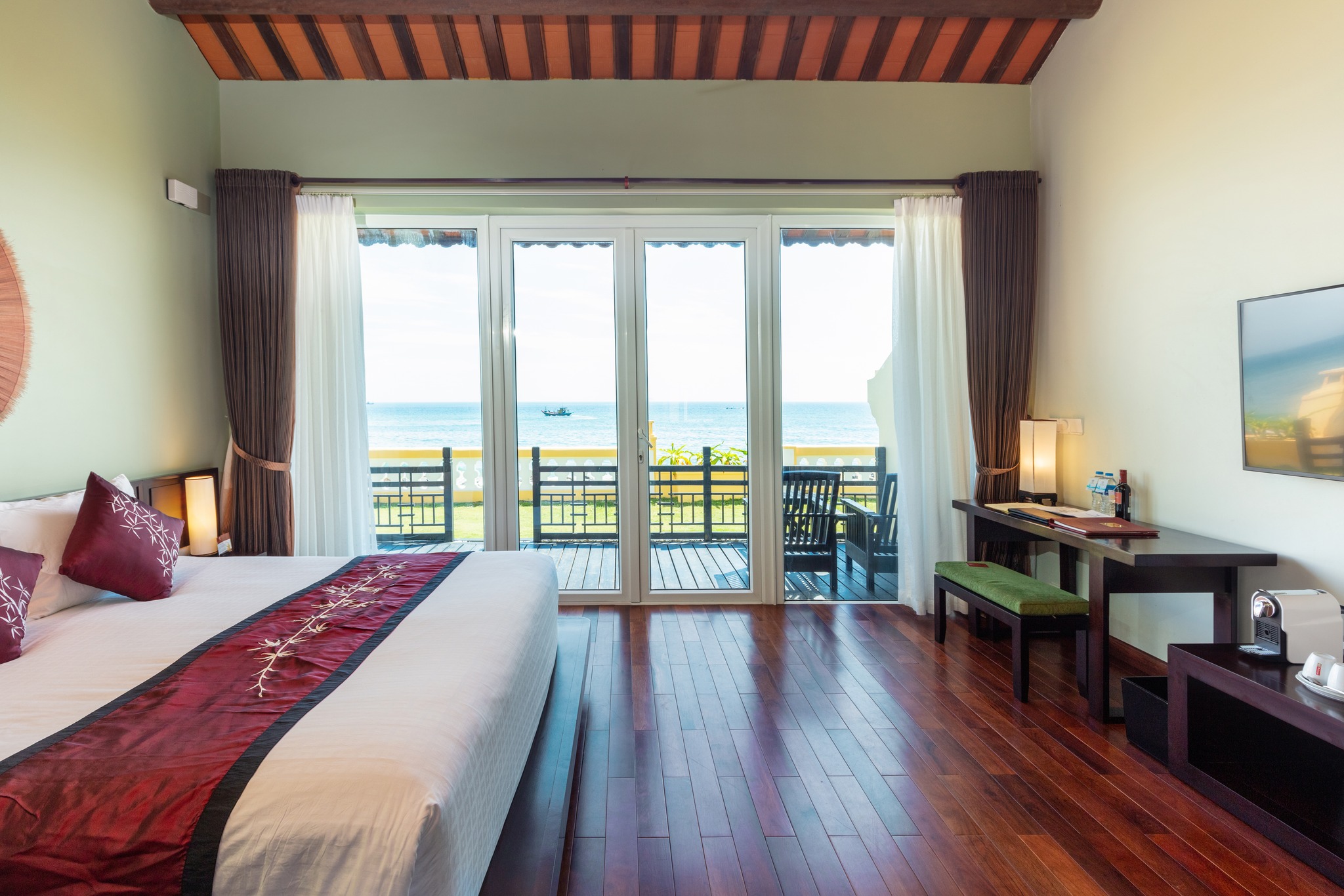 Phòng Suite sang trọng nhìn thẳng ra biển Cửa Đại
