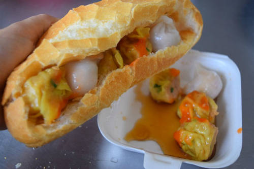Bánh mì xíu mại khô biến tấu bánh mì Sài Gòn với viên há cảo hấp dẫn