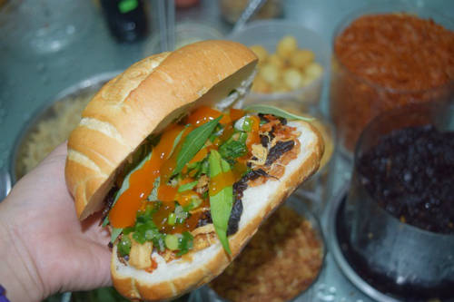 Bánh mì trộn biến tấu bánh mì Sài Gòn với nhân khô bò trứng cút