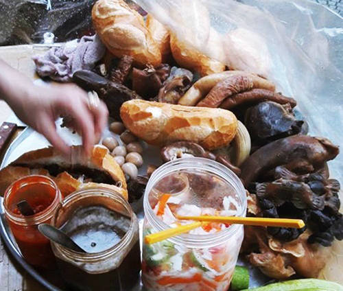 Bánh mì phá lấu biến tấu bánh mì Sài Gòn với nhân khô từ năm 1970