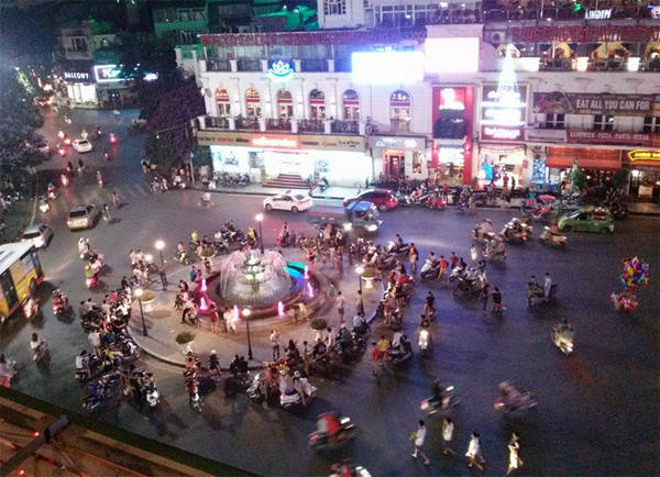 Khách nước ngoài check-in tại quán cafe trên cao Hà Nội
