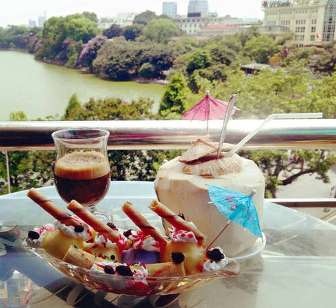 Hồ Gươm lung linh nhìn từ quán cafe trên cao Hà Nội