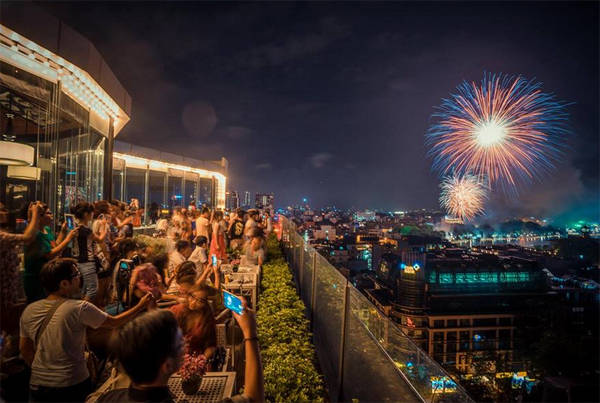 Thưởng thức cocktail tại quán cafe trên cao Hà Nội