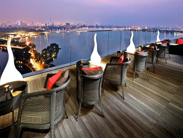 Summit Lounge - quán cafe trên cao Hà Nội view Hồ Tây