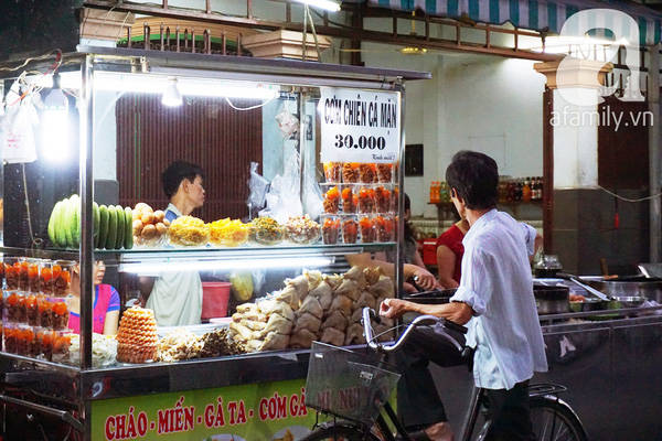 Các hàng quán trong hẻm 200 Xóm Chiếu