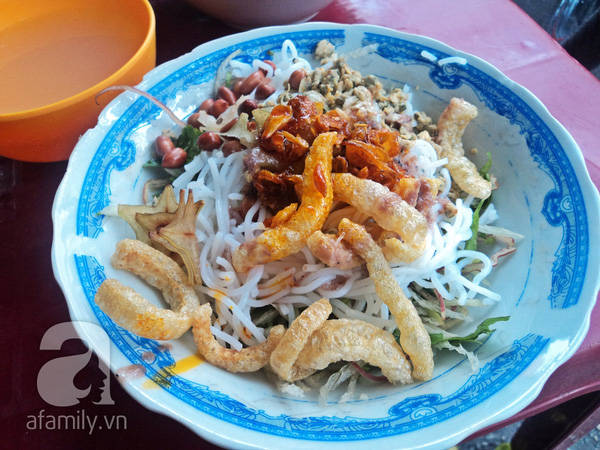 Tô bún hến hấp dẫn tại hẻm 284 Lê Văn Sỹ