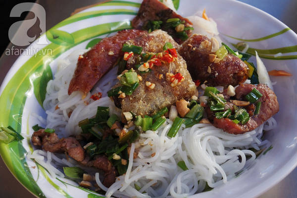 Bún thịt nướng tại hẻm 284 Lê Văn Sỹ