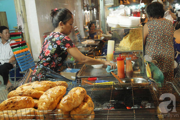 Bánh mì nướng muối ớt tại hẻm ẩm thực Sài Gòn