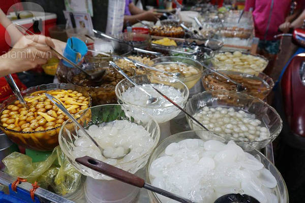 Các món chè đa dạng trong hẻm.