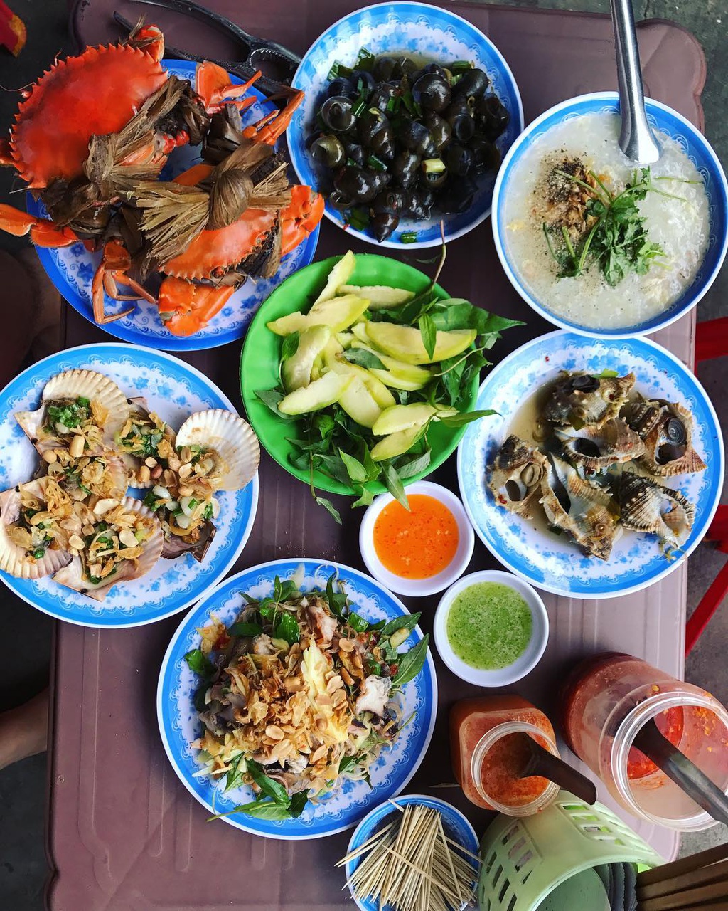 Không gian quán ốc bà Bông ven biển Quy Nhơn