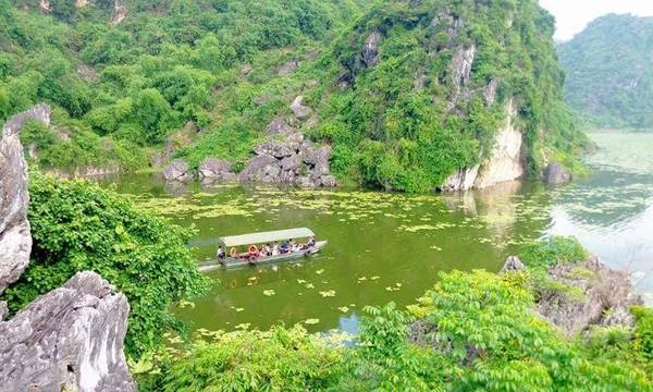 Hồ Quan Sơn - điểm du lịch gần Hà Nội mùa sen nở tuyệt đẹp