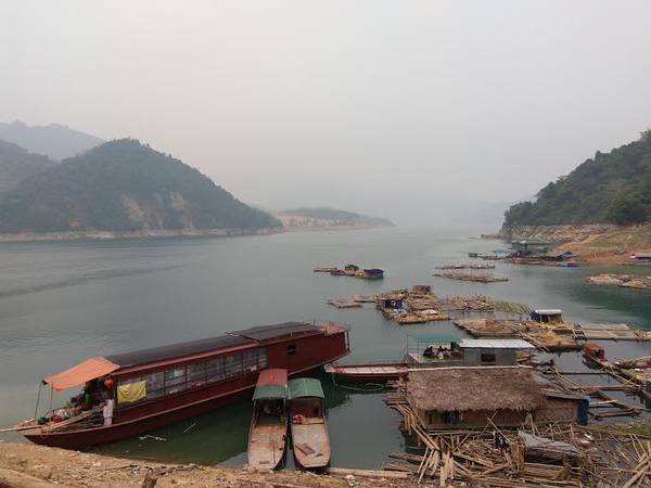 Trải nghiệm đi thuyền ngắm cảnh sông Đà - điểm du lịch gần Hà Nội hấp dẫn
