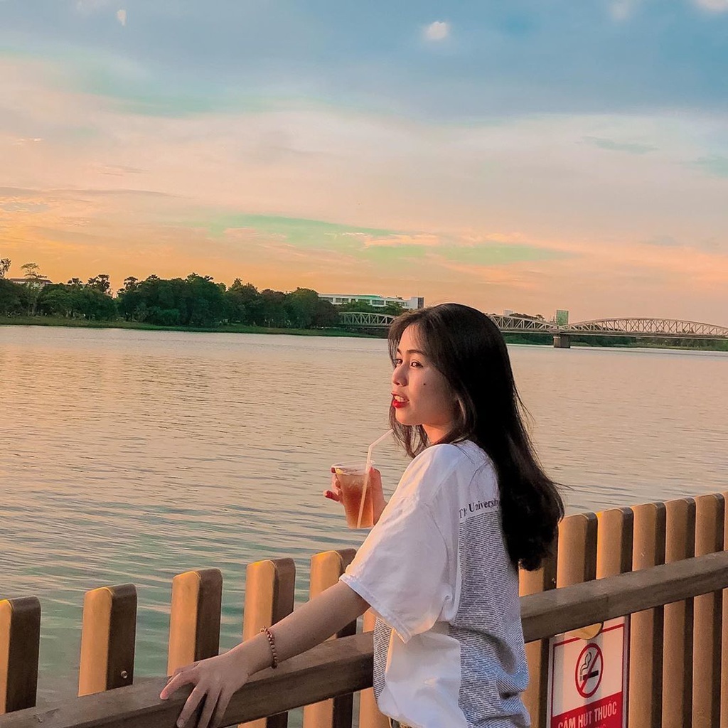 Hoàng hôn rực rỡ trên cầu gỗ lim bên sông Hương