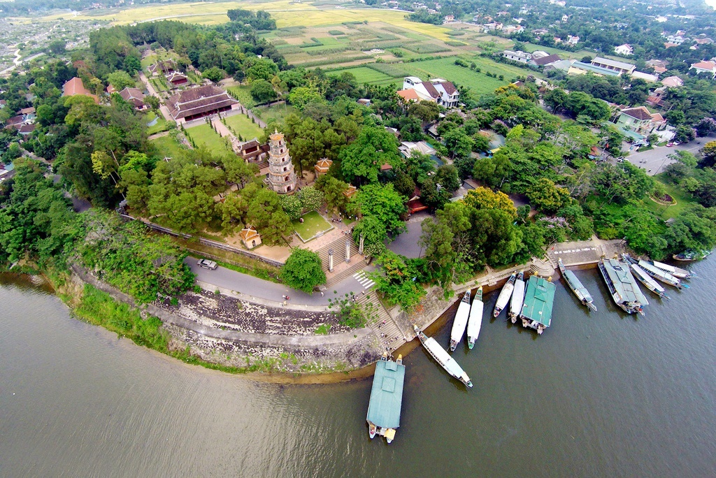 Chùa Thiên Mụ uy nghiêm bên dòng sông Hương