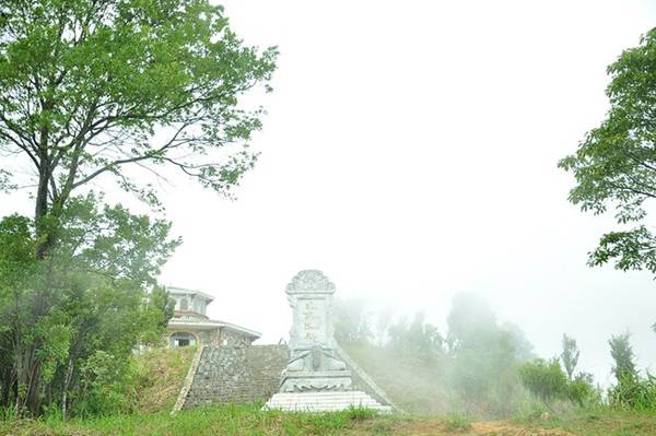 Bạch Mã xứng danh chốn non thiêng.