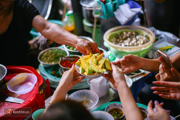 Hoa quả dầm tại hàng ốc ngon Hà Nội
