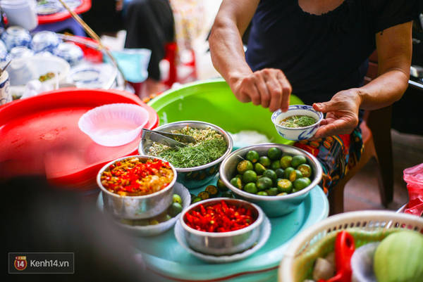 Nước chấm ngon thần sầu với đủ các gia vị.