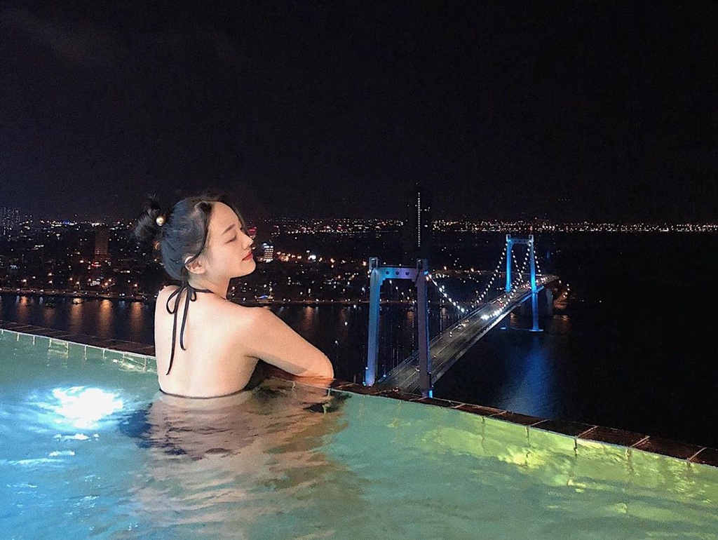 Golden Bay là khách sạn đầu tiên có bể bơi dát vàng 24K. Từ đây, bạn sẽ được thỏa thích check-in toàn cảnh thành phố trong bộ đồ bơi sexy. Nếu ban ngày hồ bơi toát lên vẻ hiện đại, ban đêm là lúc nơi này mang không gian quyến rũ, sang chảnh. Ảnh: peacevol__.
