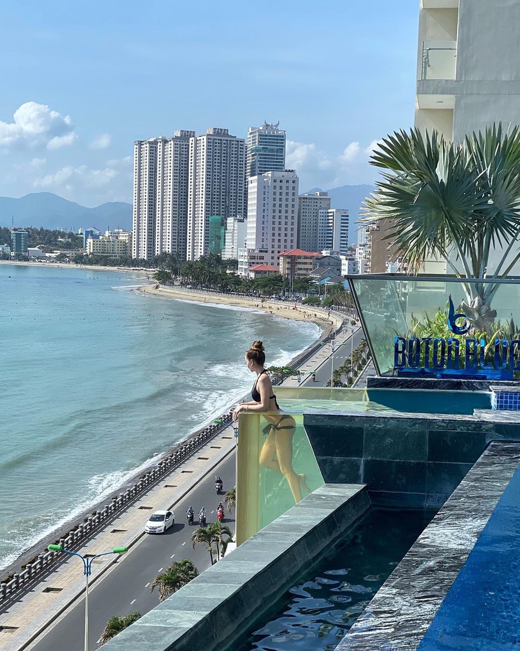 Bể bơi kính trong suốt tại Boton Blue Nha Trang Bể bơi kính trong suốt tại Boton Blue Nha Trang