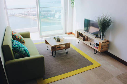 Từ tầng 16 của homestay, khách có thể nhìn thấy đảo Tuần Châu và đảo Rều.