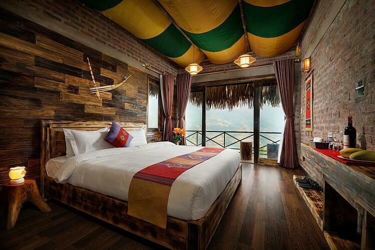 Nội thất phòng homestay Sapa Chapa Ecolodge với đồ gỗ và trang trí thổ cẩm