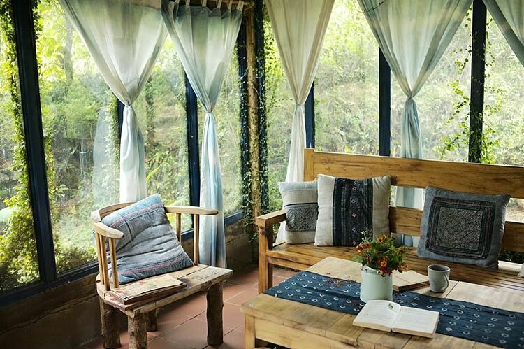 Không gian nội thất Phơri's house homestay Sapa với đồ gỗ và thổ cẩm