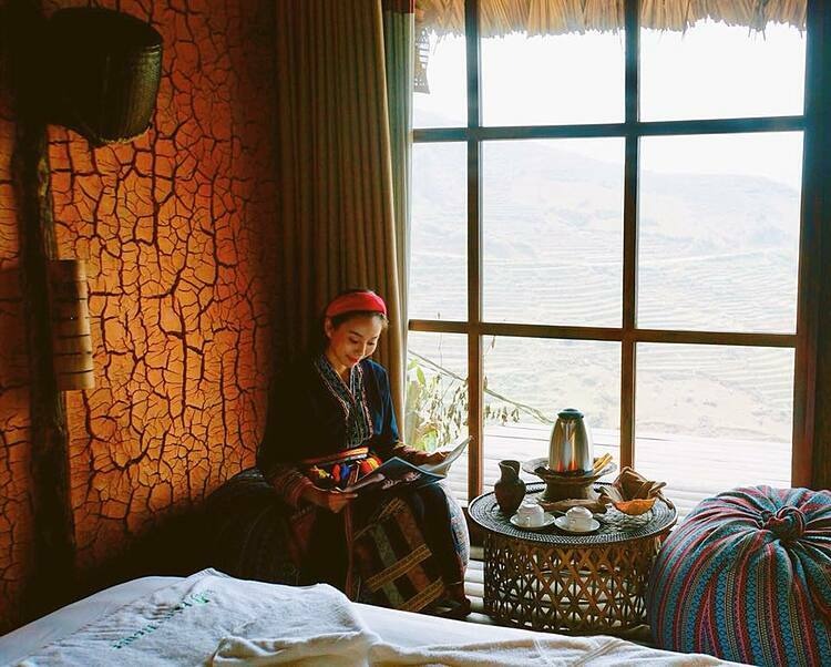 Phòng nghỉ Eco Palms House homestay Sapa với tường đất và đồ mây tre