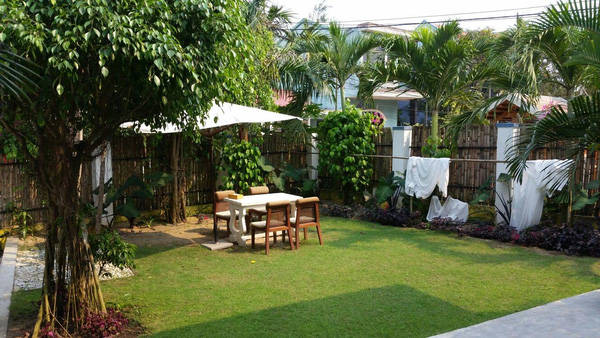 Sân trước homestay An Bàng Beach Hideaway rộng rãi