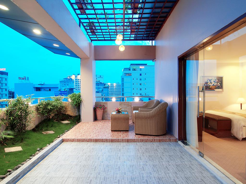 View ban công khách sạn Sài Gòn Valentine Lavender Central