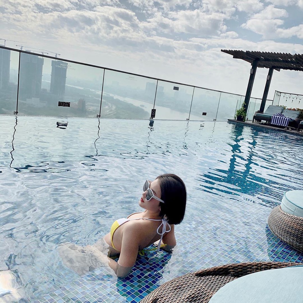 Hồ bơi tầng thượng tại Hôtel des Arts Saigon View thành phố từ hồ bơi tầng thượng Hôtel des Arts Saigon