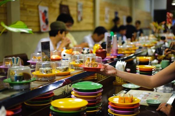 Buffet Sài Gòn sushi băng chuyền