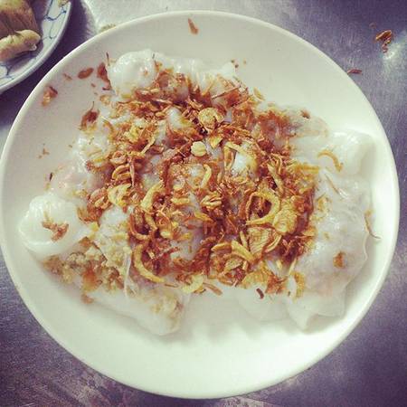Bánh cuốn Thanh Hóa ăn kèm chả nướng