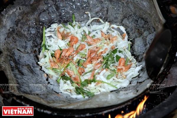 Bánh khoái tép Thanh Hóa giòn tan