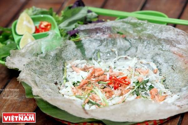 Bánh khoái tép Thanh Hóa ăn kèm rau sống