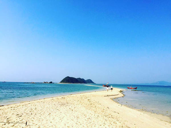 Đảo Điệp Sơn với con đường xuyên biển độc đáo đẹp tuyệt vời.