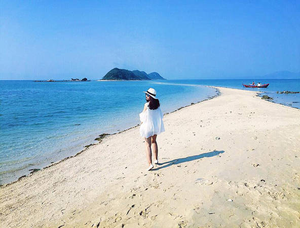 4-nang-doc-than-kham-pha-con-duong-giua-bien-o-khanh-hoa-ivivu-3